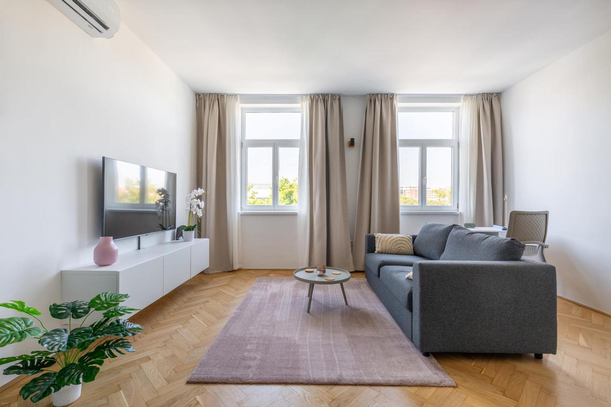 Spacious And Freshly Renovated Appartement *